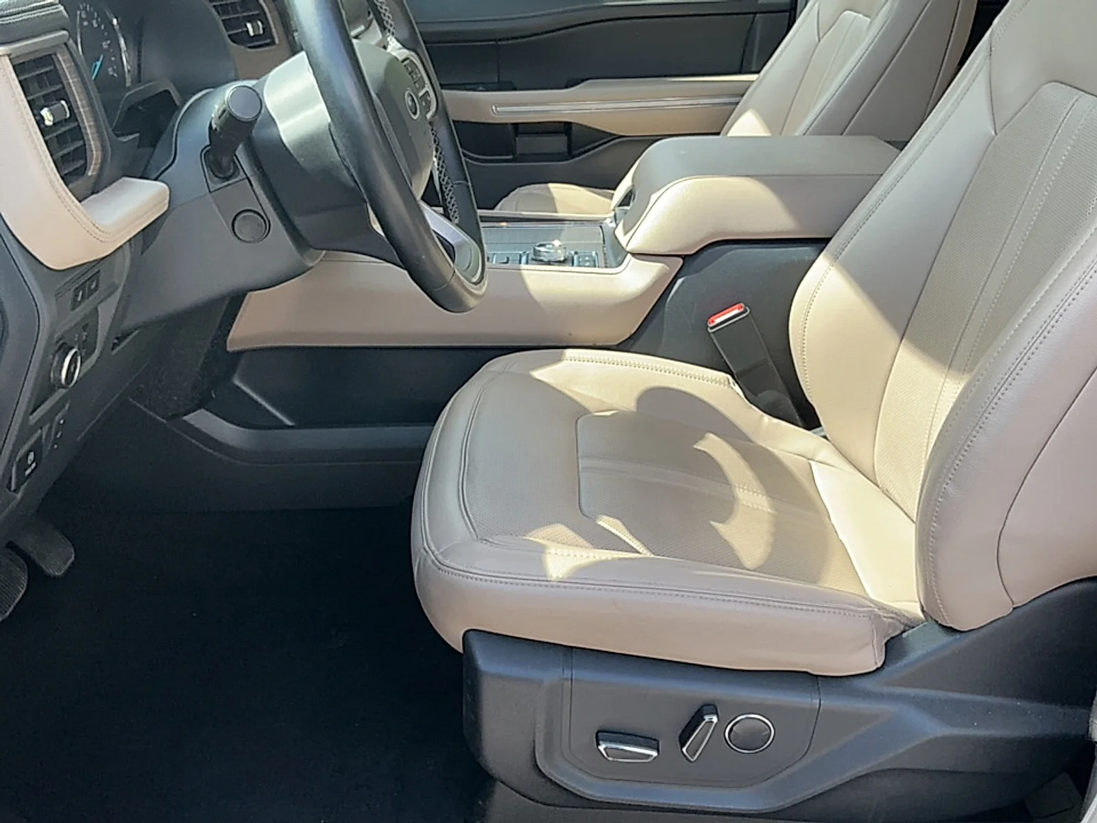 Used 2024  Ford Limited image 14