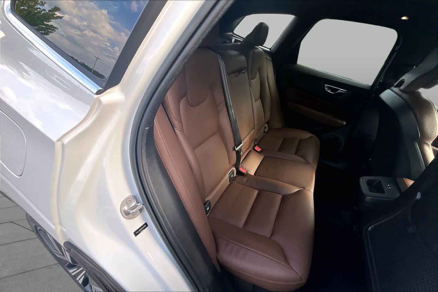 Used 2023 Crystal White Metallic Volvo Plus Bright Theme image 19