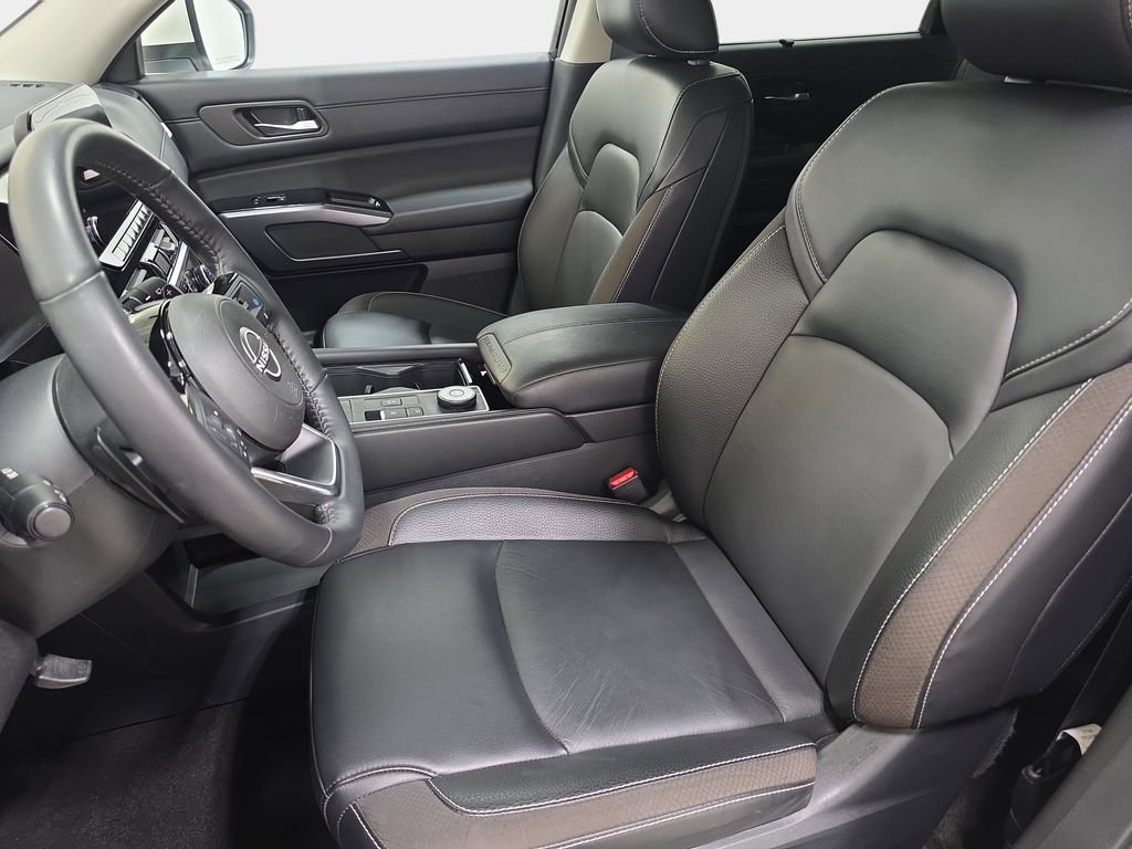 Used 2023 Pearl White Tricoat Nissan SL image 13