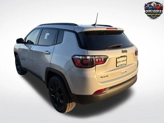 New 2026 Silver Zynith Metallic Clearcoat Jeep Latitude image 3