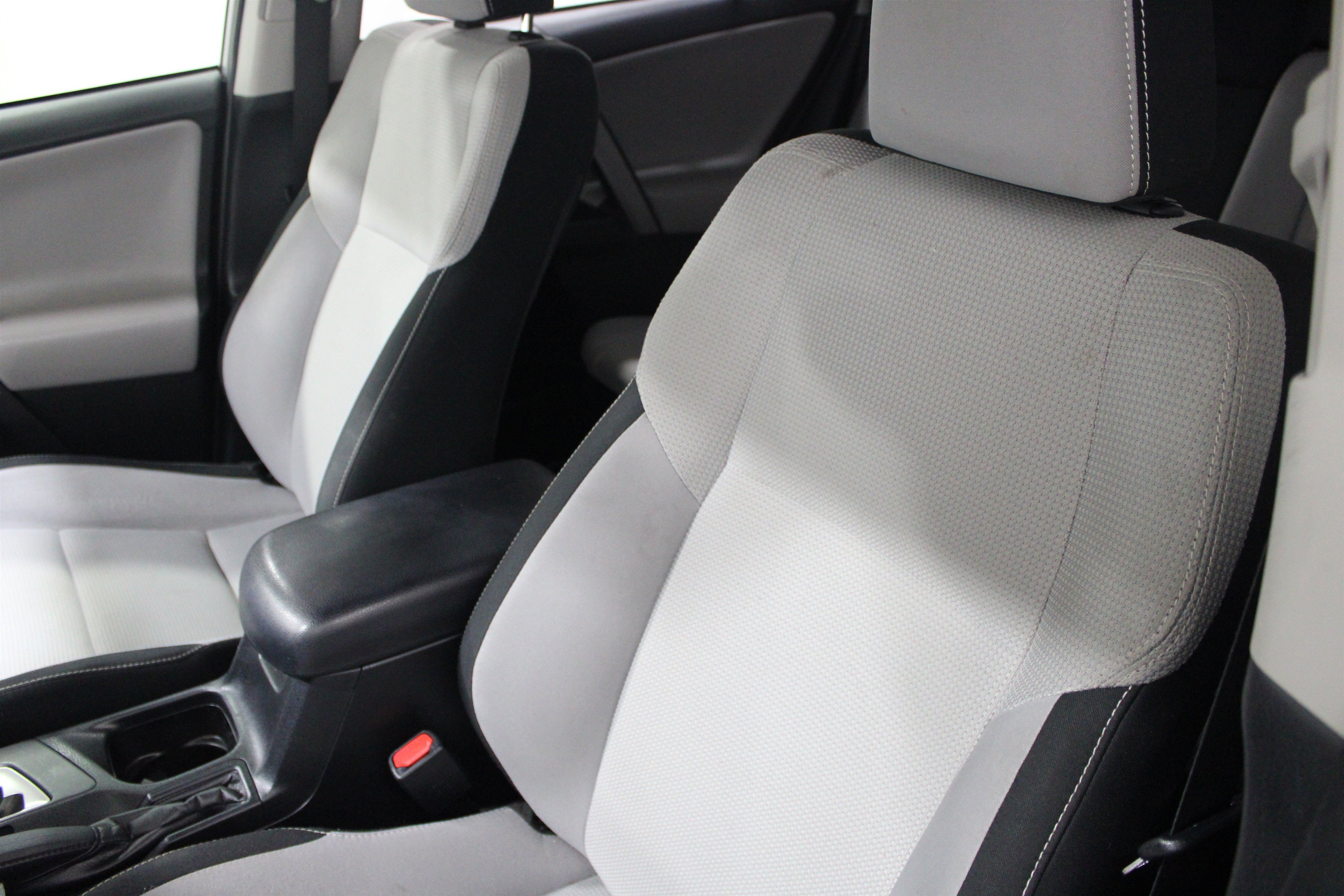 Used 2018 Silver Sky Metallic Toyota XLE image 6