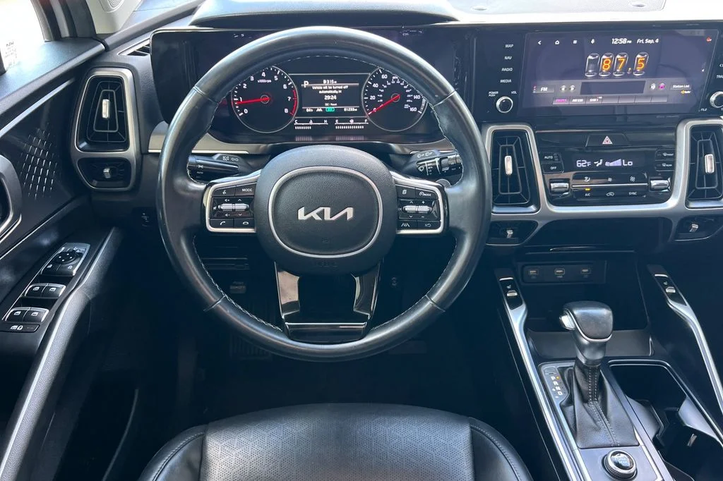 Used 2022 White Kia S image 17