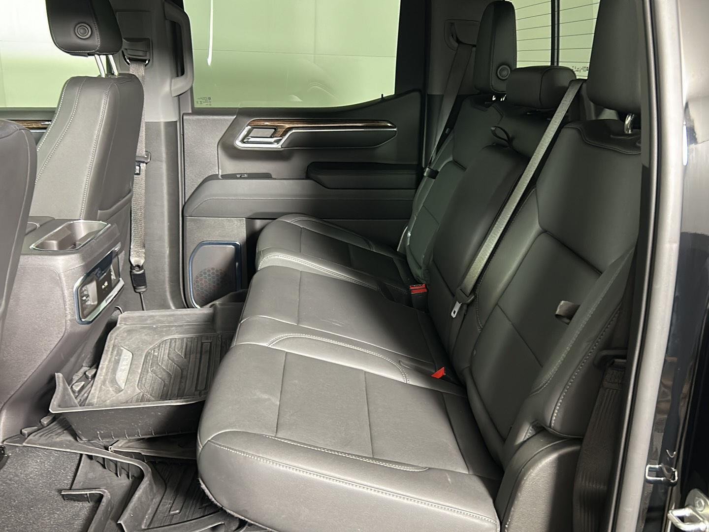 Used 2024 Onyx Black GMC Elevation image 16