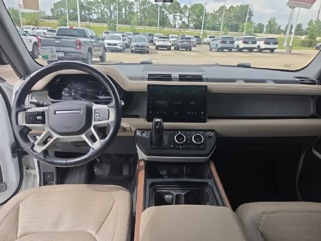 Used 2022 White Land Rover SE image 12