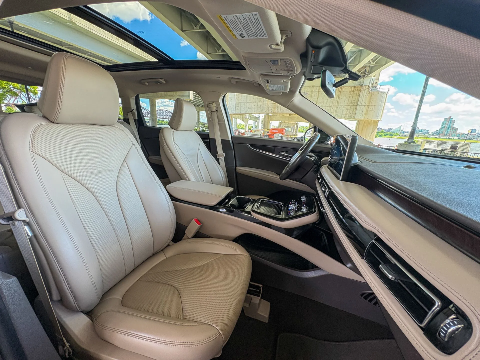 Used 2021 Green Lincoln Reserve image 23