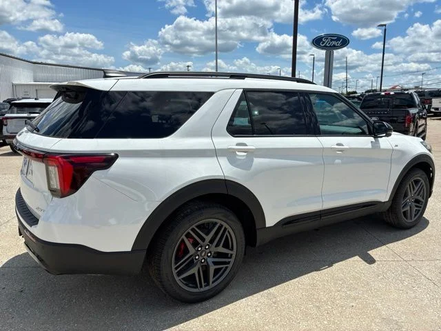 New 2026 Star White Metallic Tri-Coat Ford ST-Line image 9