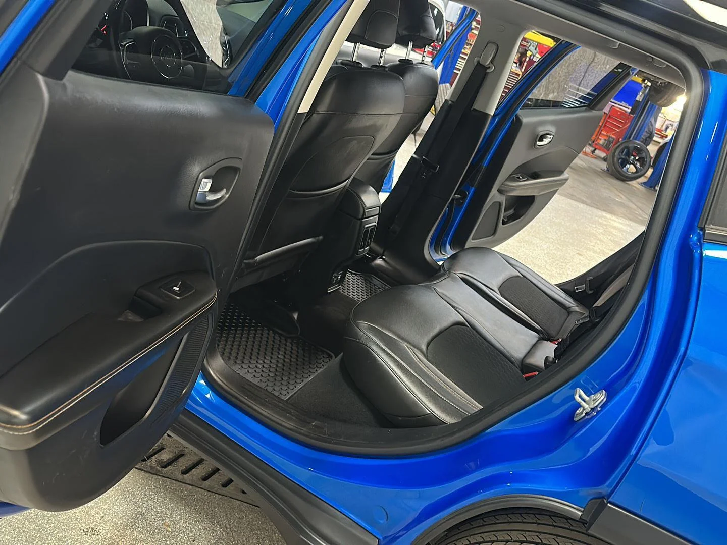 Used 2018 Laser Blue Pearlcoat Jeep Latitude image 24
