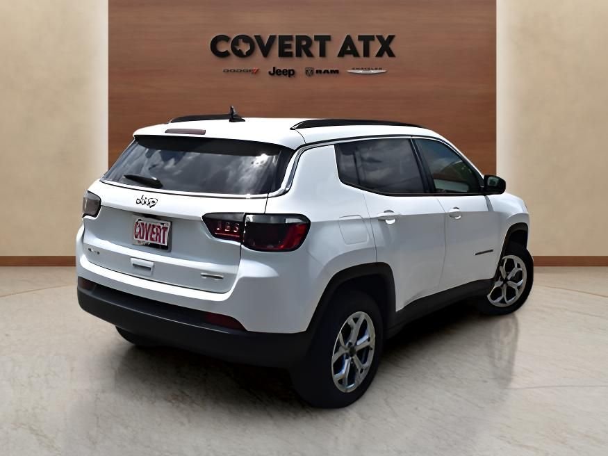 Used 2025 White Jeep Latitude image 5