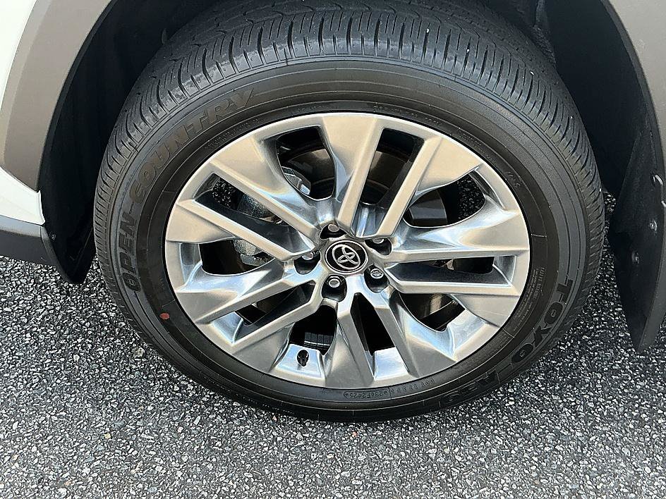 Used 2025 Pearl Toyota XLE Premium image 8