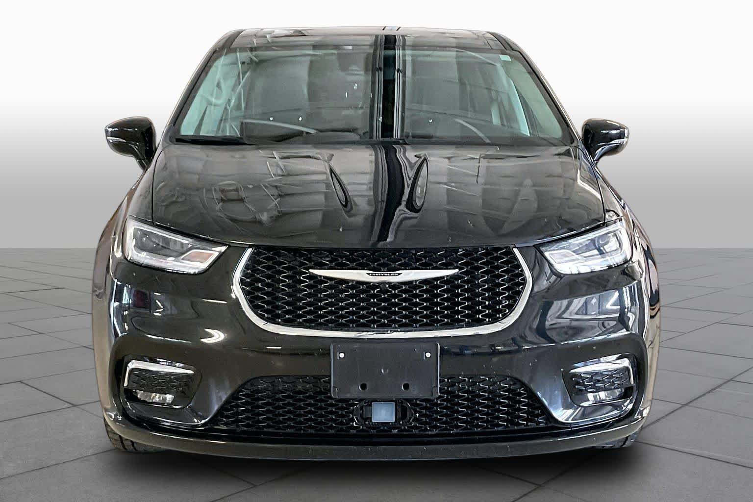 Used 2024 Brilliant Black Crystal Pearlcoat Chrysler Touring L image 3