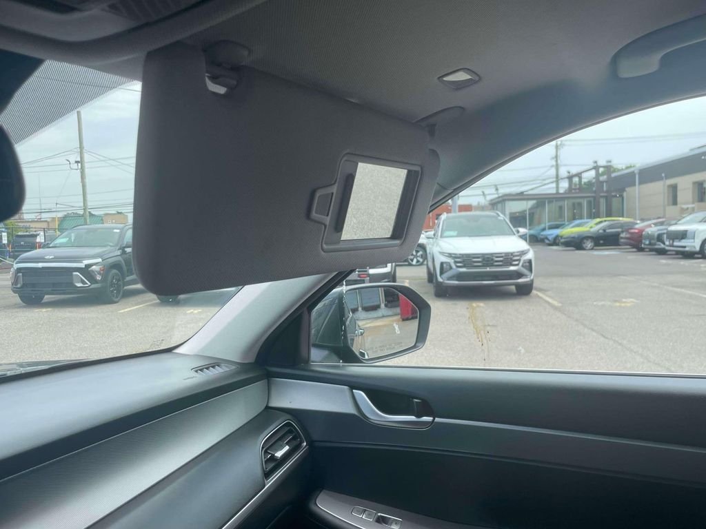 Used 2020 Green Hyundai SE image 32