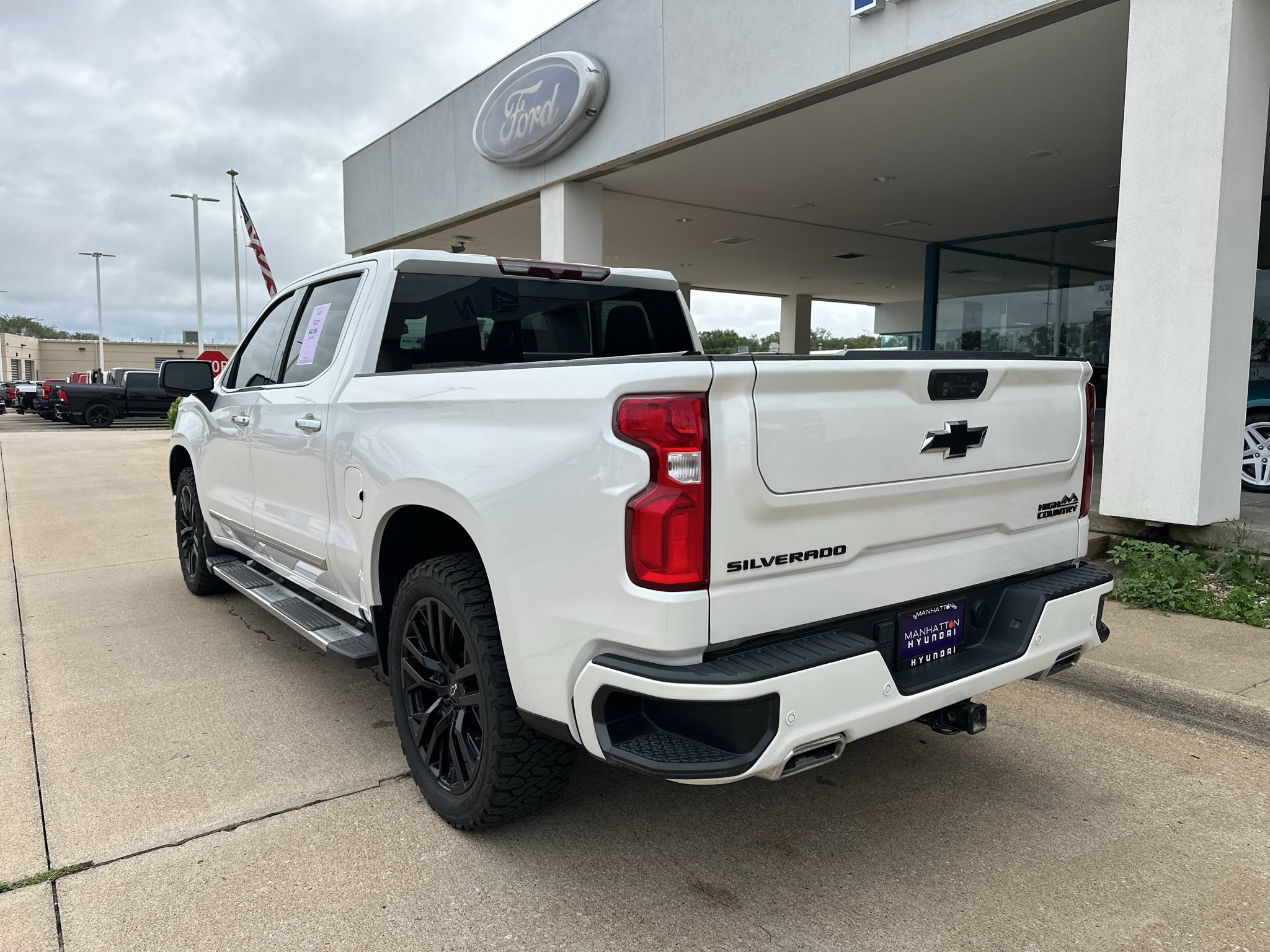 Used 2022 Iridescent Pearl Tricoat Chevrolet High Country image 12