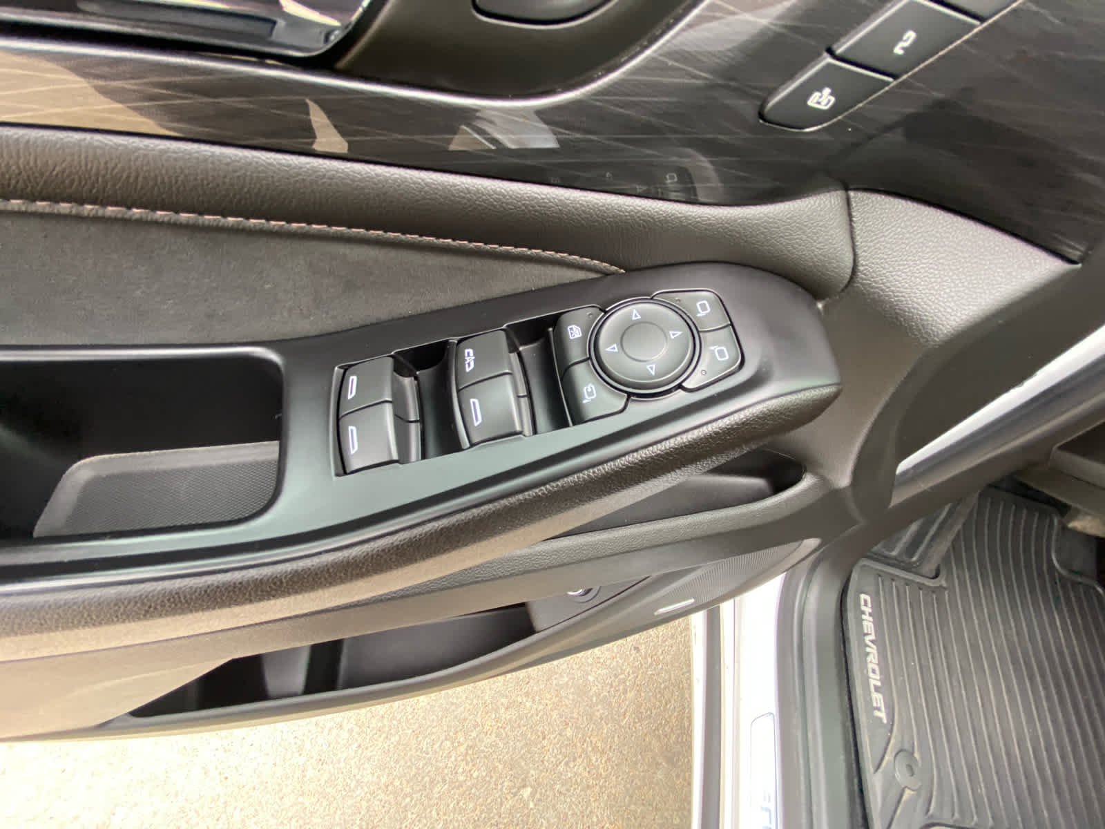 Used 2023 Iridescent Pearl Tricoat Chevrolet High Country image 9
