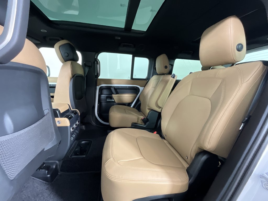 New 2026 Fuji White Land Rover X-Dynamic SE image 5