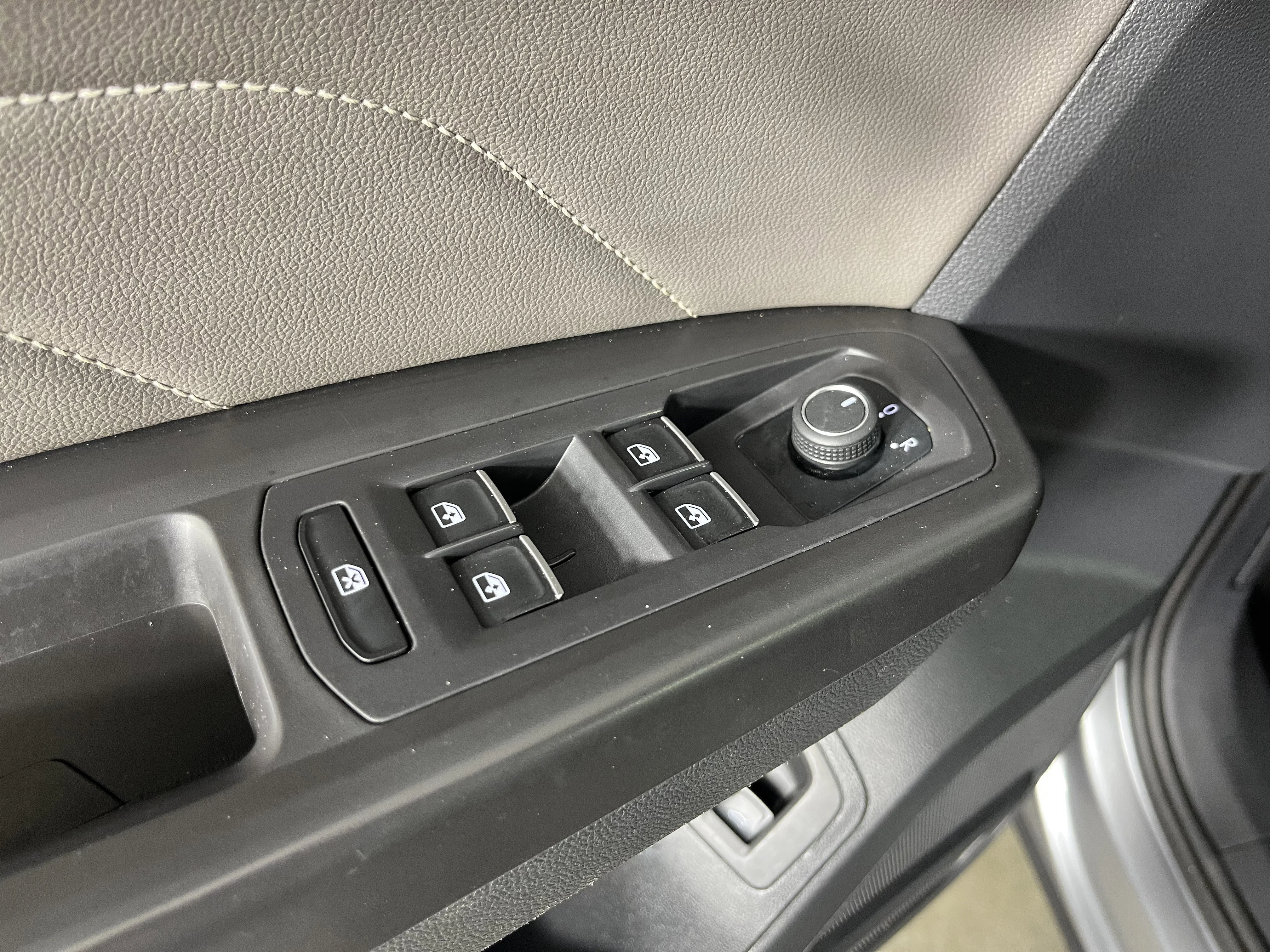 2023 Volkswagen Atlas SE w/Tech - Photo 18