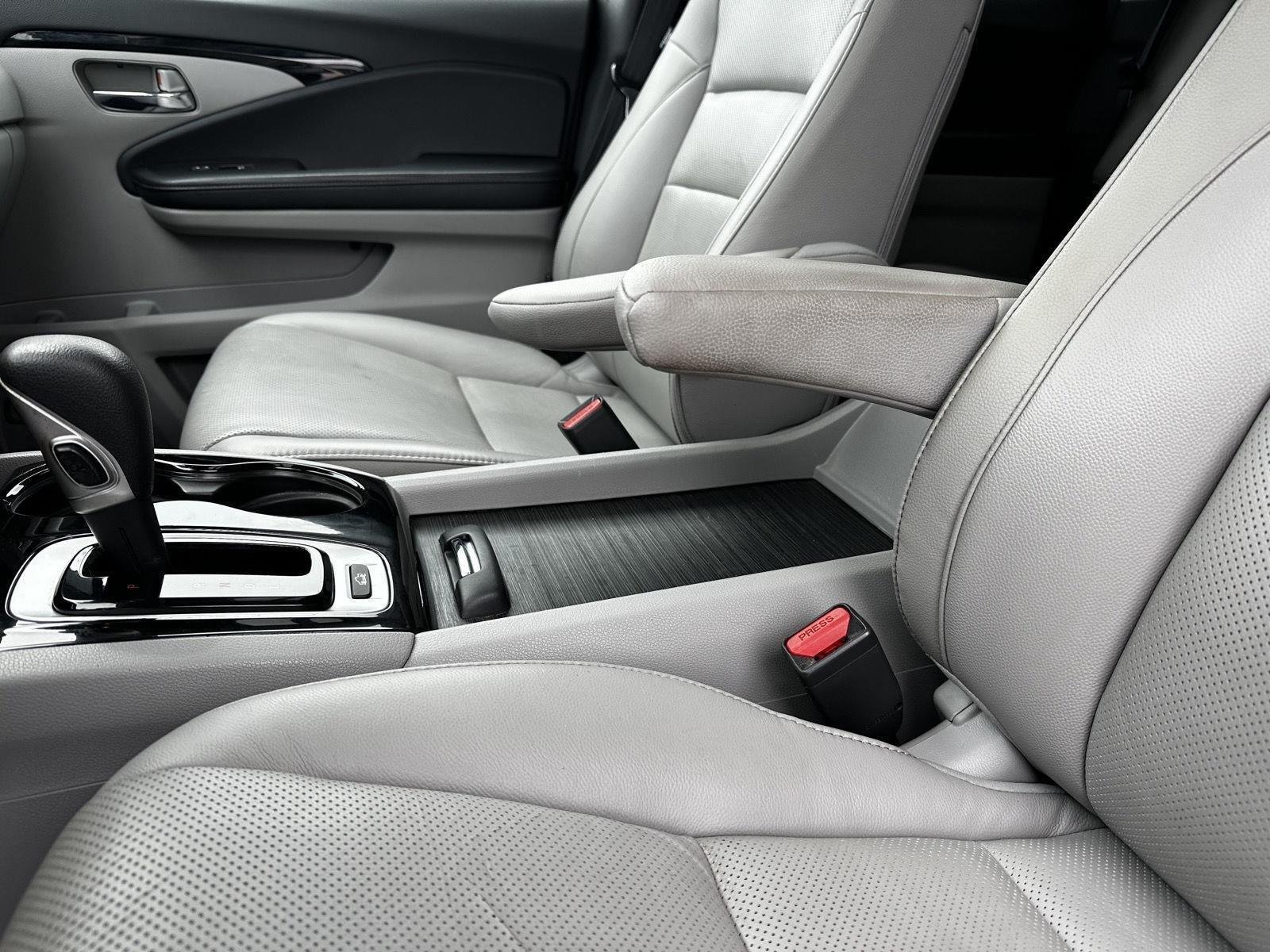 Used 2019 Lunar Silver Metallic Honda RTL-E image 19