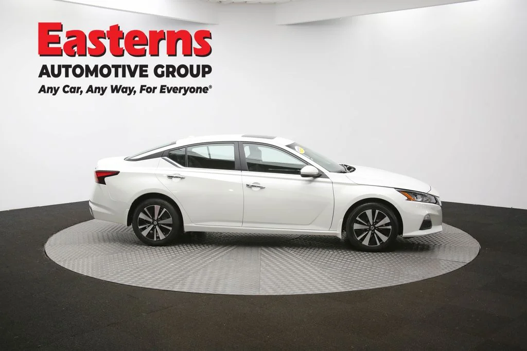 Used 2022 White Nissan 2.5 SV image 45