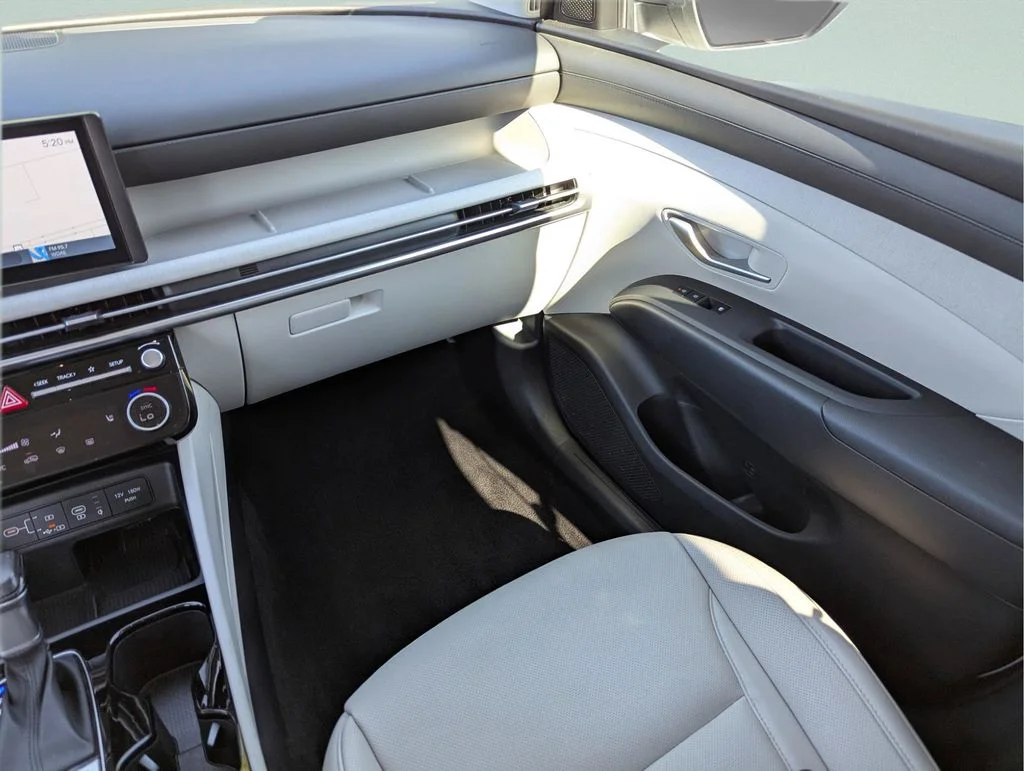 Used 2025 White Hyundai SEL Convenience image 29