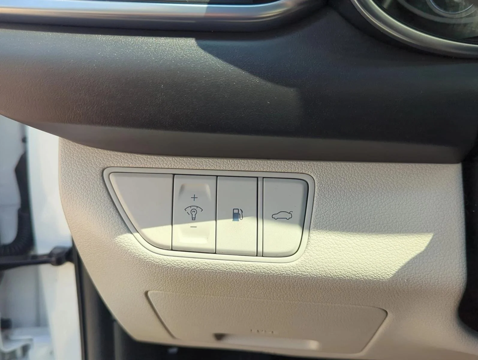 Used 2022 Uyuni White Genesis 2.0T image 11