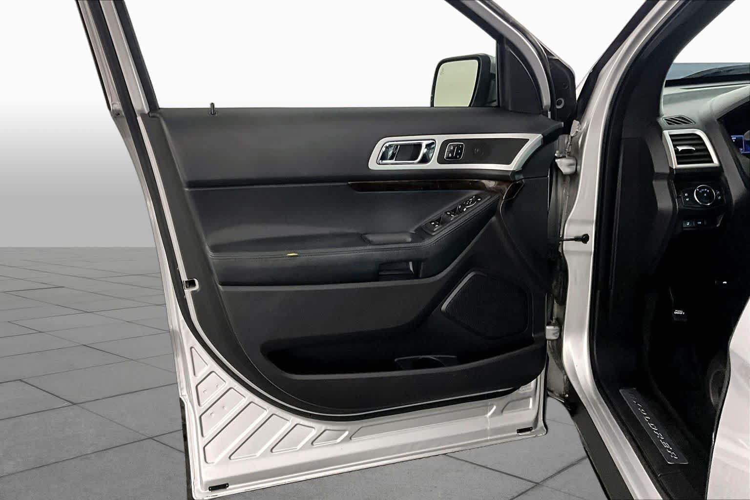 Used 2014 Ingot Silver Metallic Ford Limited image 21