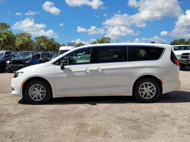 2026 Chrysler Voyager LX - Photo 7