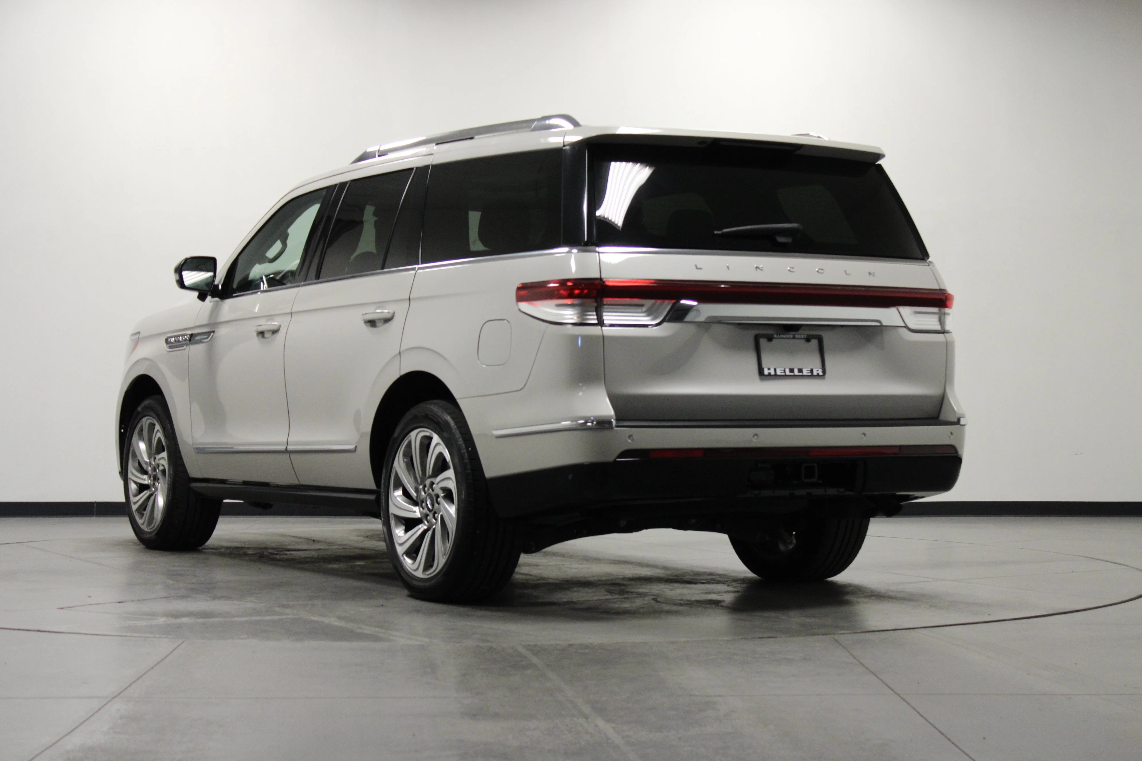 Used 2024 Ceramic Pearl Metallic Tri-Coat Lincoln Reserve image 6