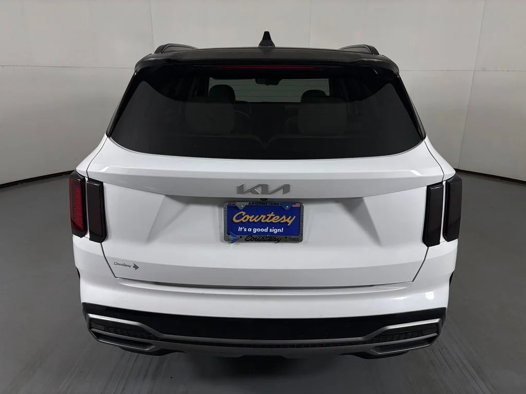 Used 2022 White Kia S image 7