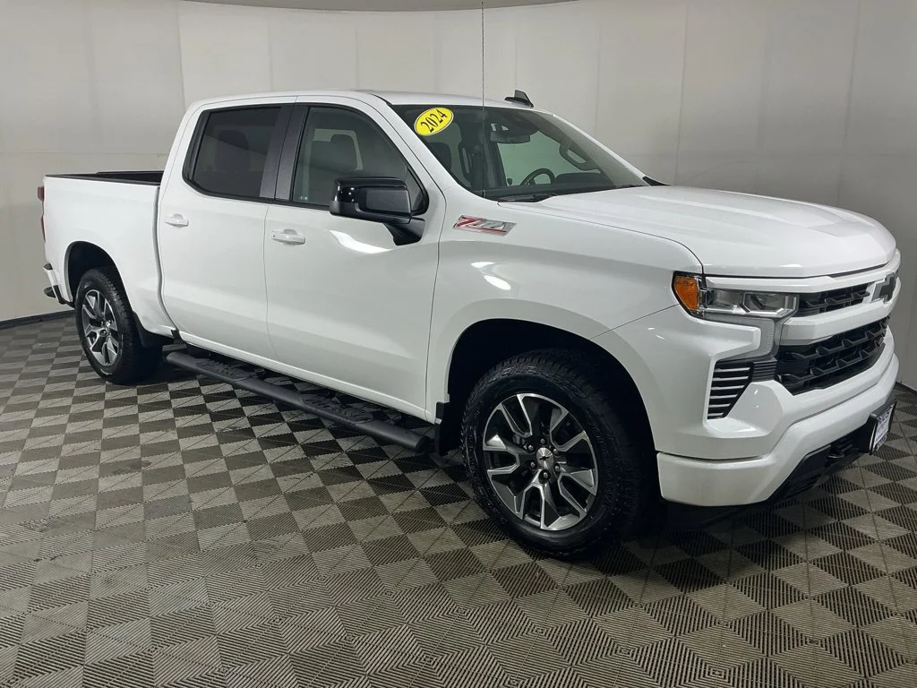 Used 2024 Summit White Chevrolet RST image 2