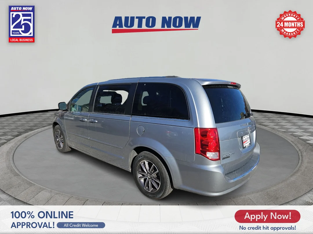 Used 2017  Dodge SXT image 4