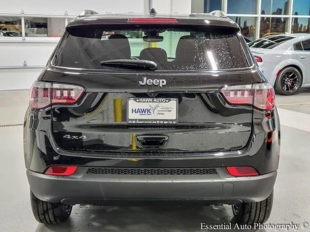 New 2026 Diamond Black Crystal Pearl-Coat Exterior Paint Jeep Latitude image 5