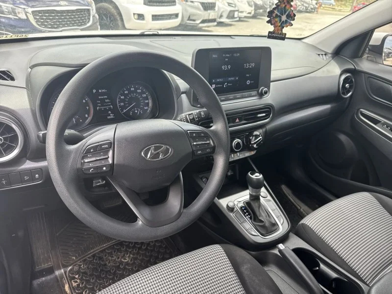 Used 2022 White Hyundai SE image 18