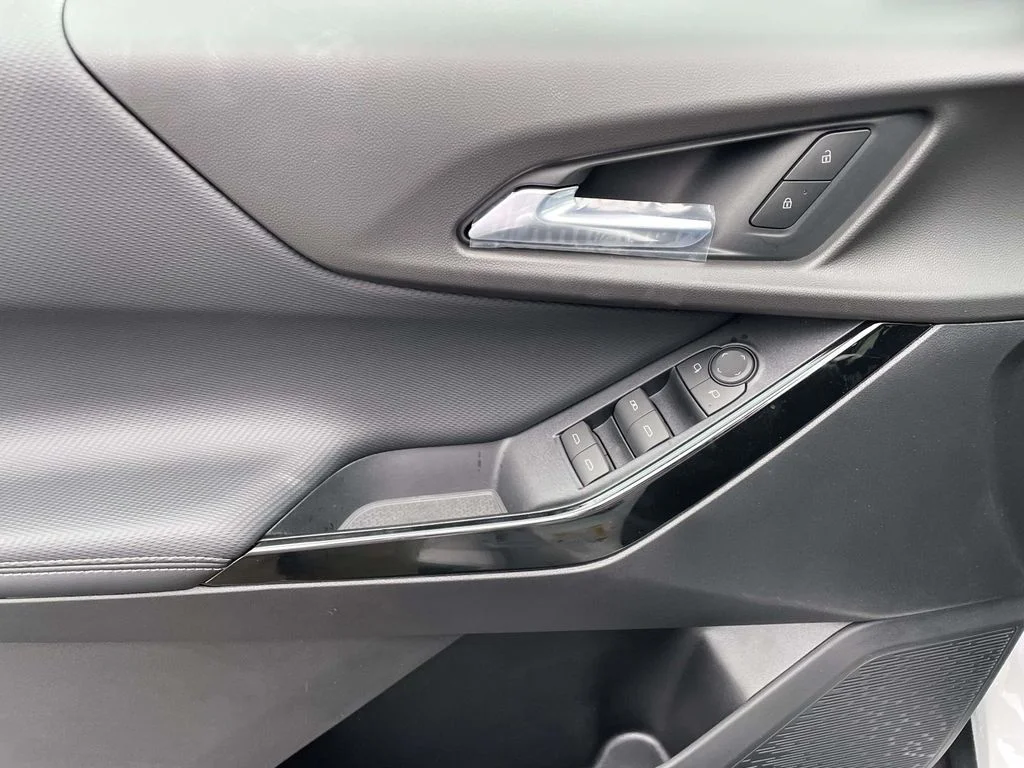 New 2027 Summit White Chevrolet LT image 16