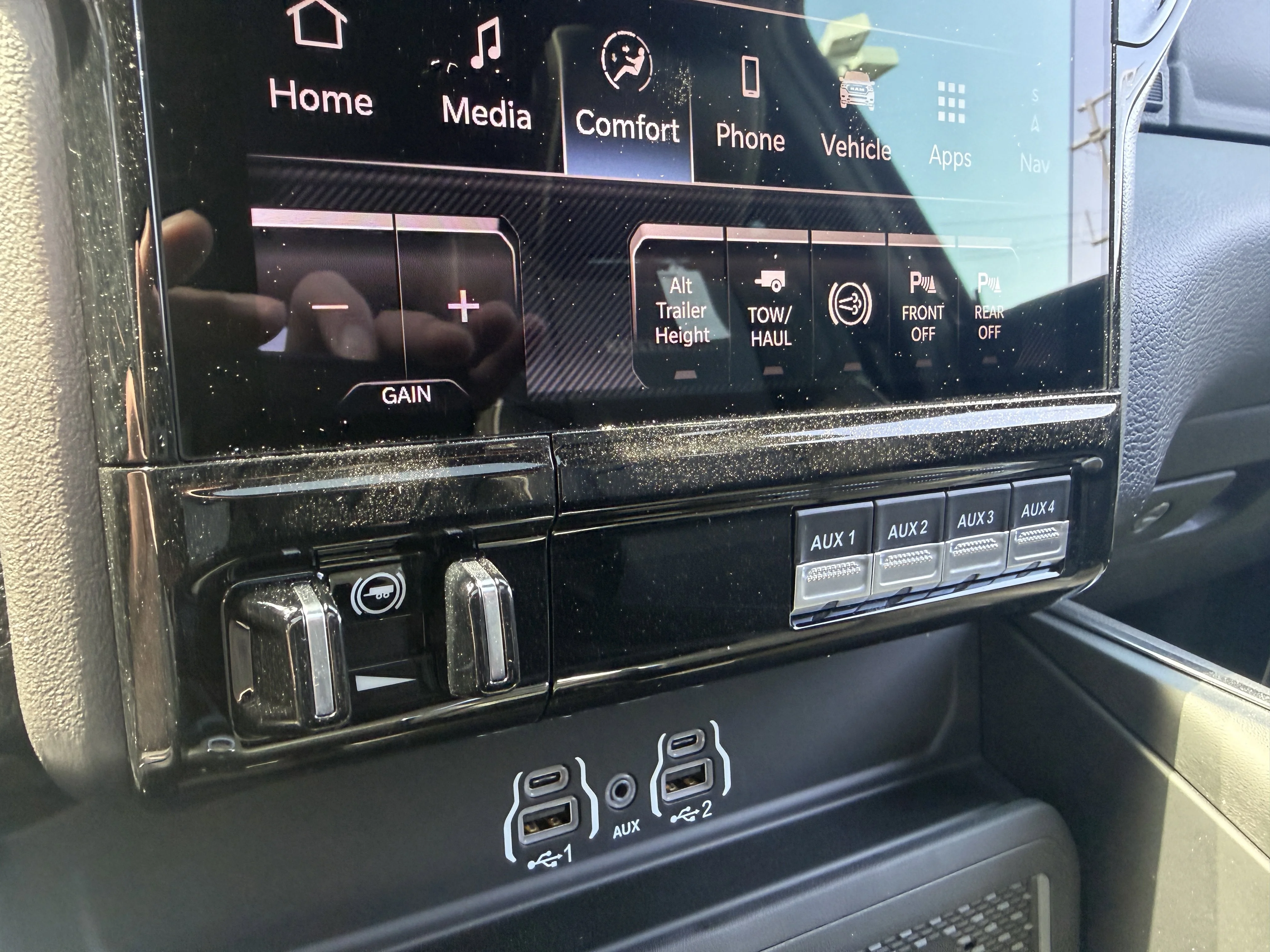 New 2026 Diamond Black Crystal Pearl-Coat Exterior Paint RAM Laramie image 45