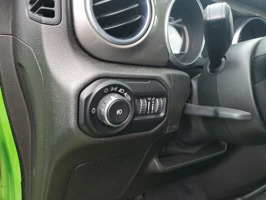 Used 2018 Green Jeep Unlimited Sahara image 19