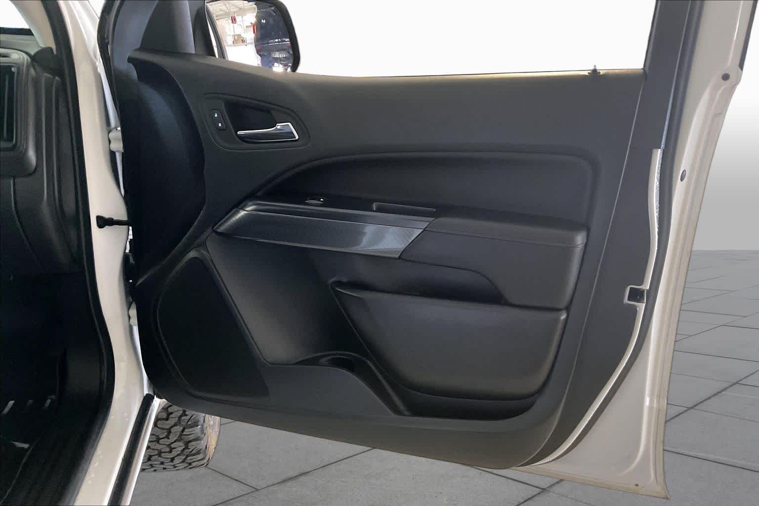 Used 2021 Summit White GMC 4WD AT4 w/Leather image 20