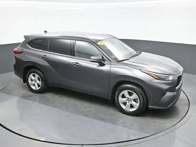 2022 Toyota Highlander LE - Photo 15