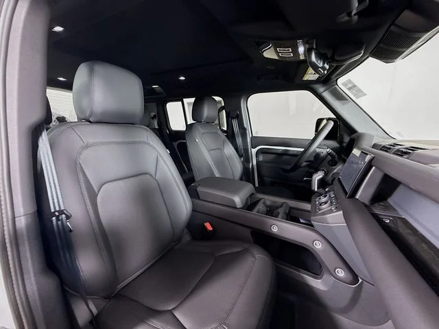 Used 2025 White Land Rover S image 31
