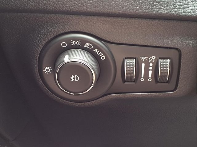 Used 2020 White Jeep Latitude image 22