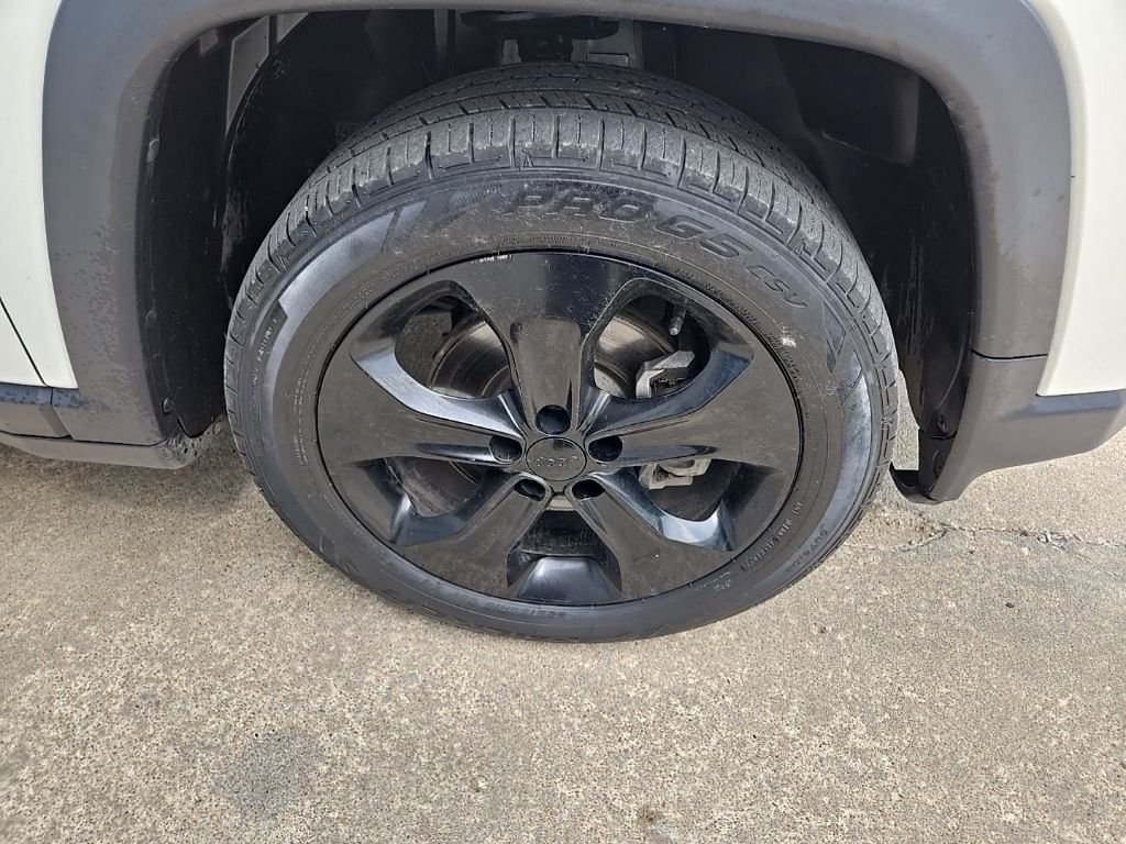 Used 2018 White Jeep Latitude image 22
