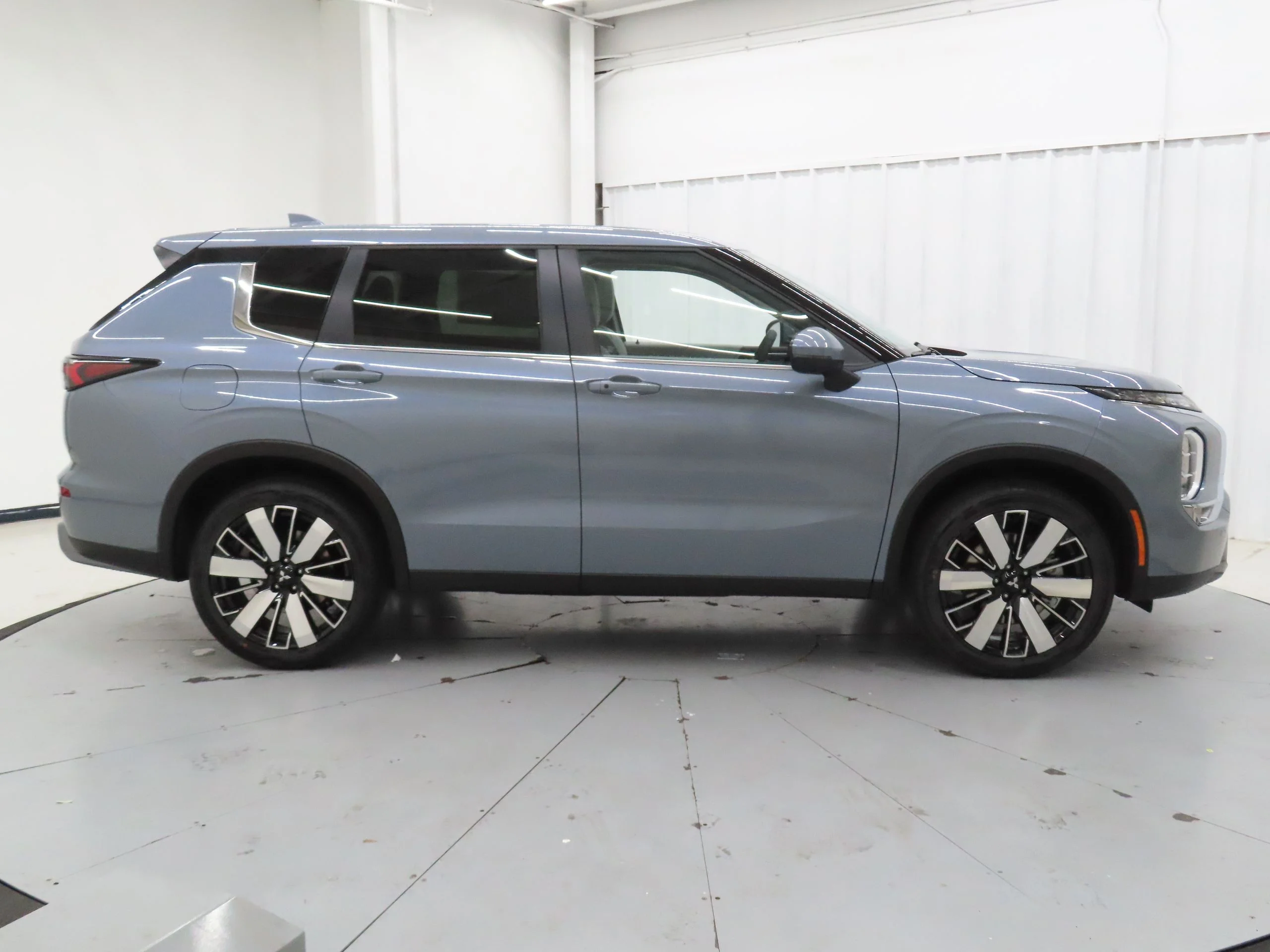 New 2026 Gray Mitsubishi SE image 2
