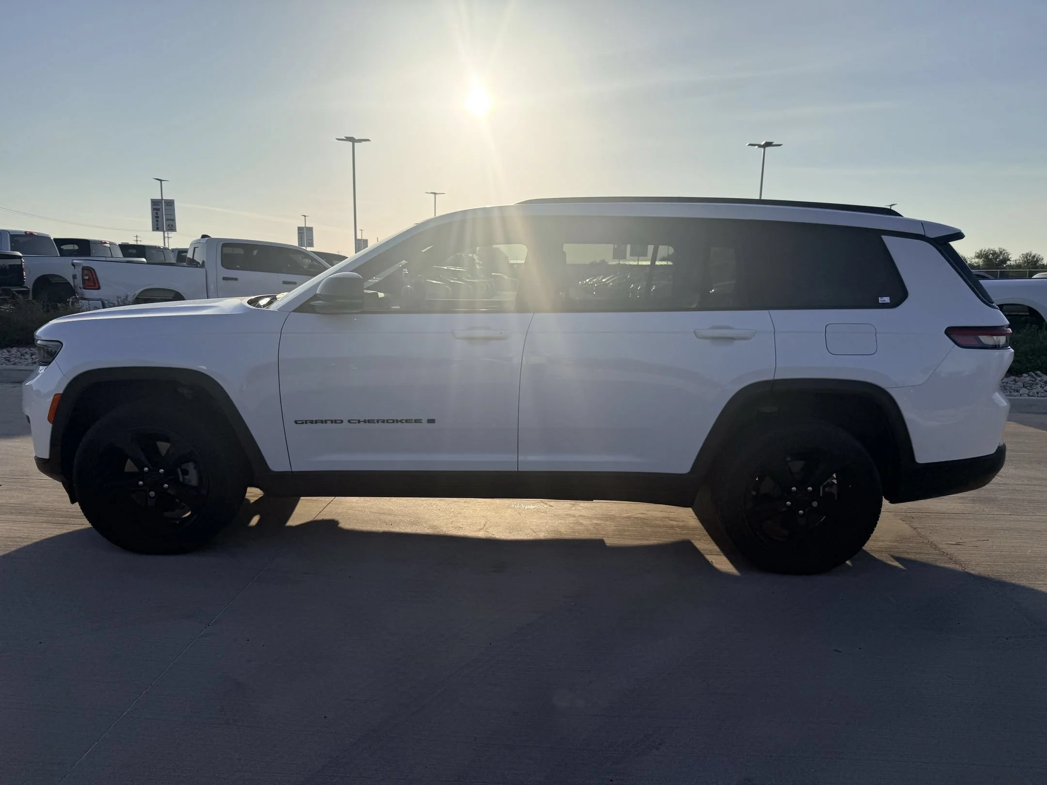 Used 2023 White Jeep Altitude image 8