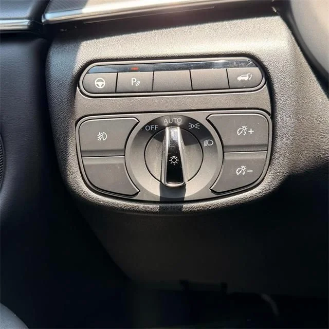 Used 2025 White INFINITI LUXE image 17
