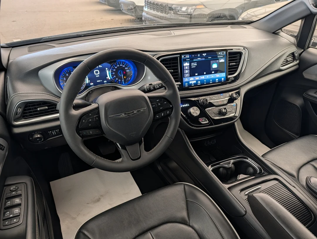 Used 2025 Grey Chrysler Limited - - FWD - Nappa Leather - Full Sunroof - Blind Spot & More! image 25