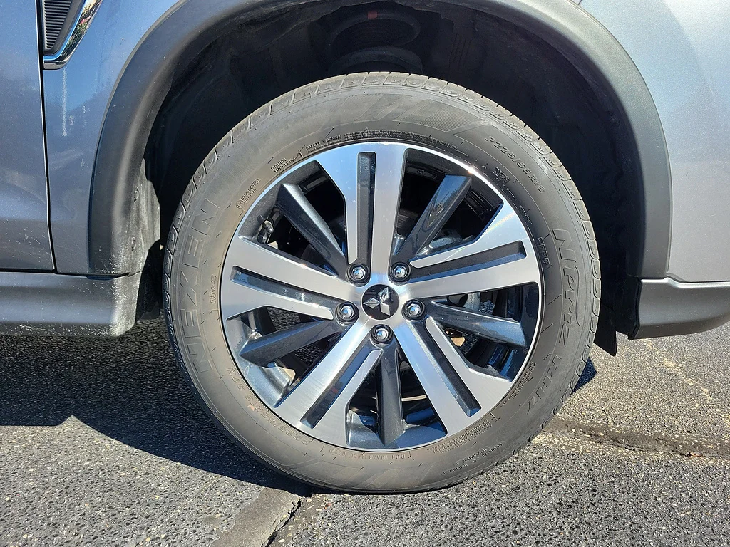 Used 2025 Mercury Gray Metallic Mitsubishi SE image 5