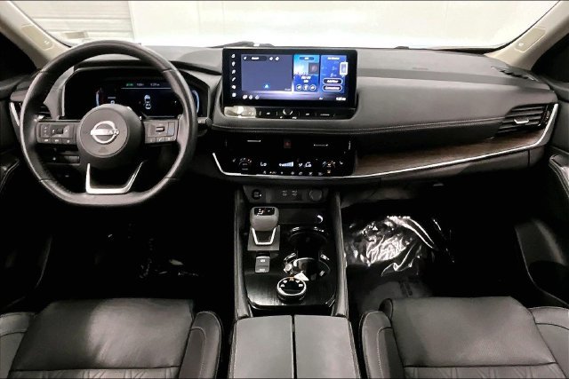 Used 2024 Champagne Silver Metallic Nissan Platinum image 18