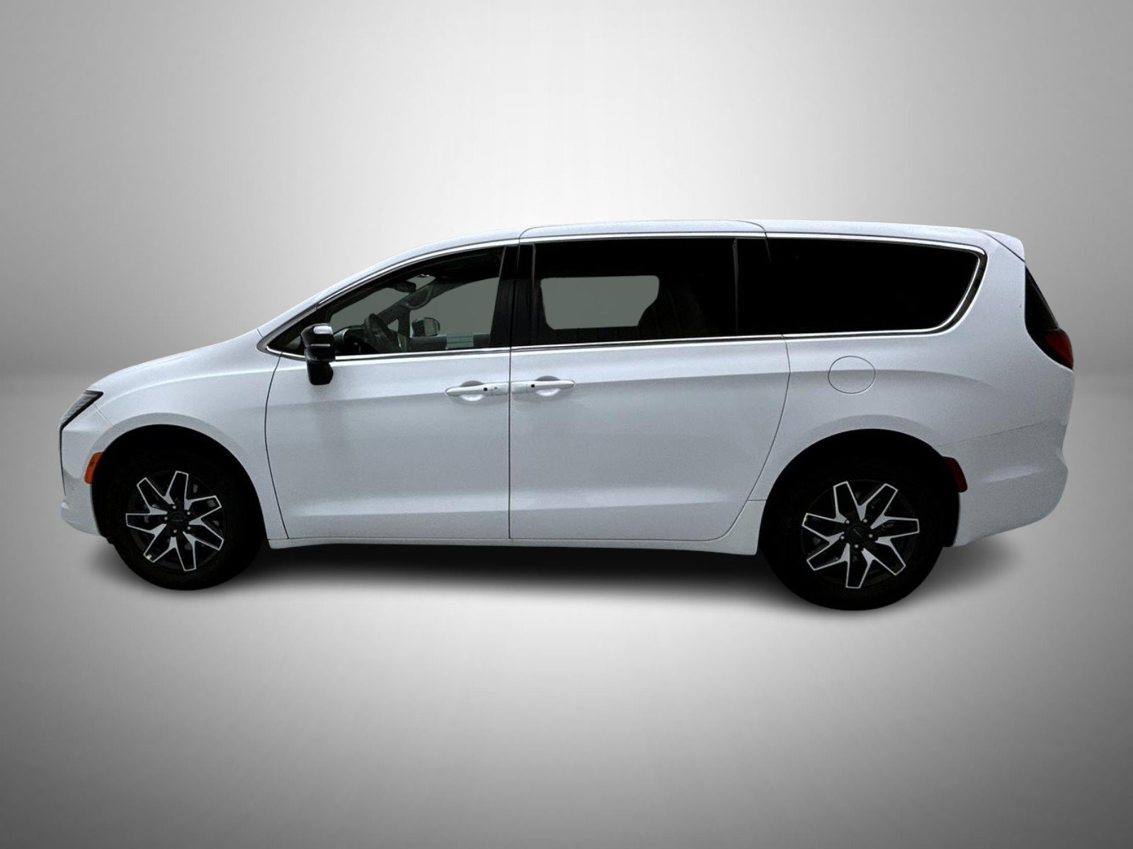 New 2027 Bright White Clear-Coat Paint Chrysler Limited image 8