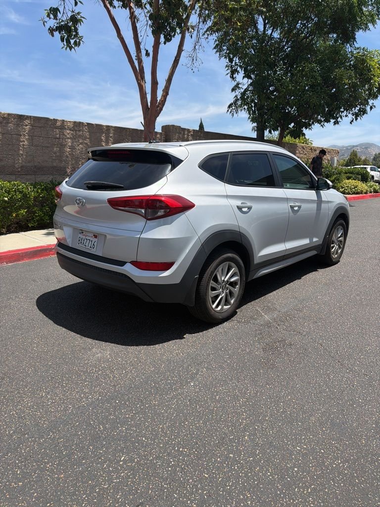 Used 2017 Black Hyundai SE image 4