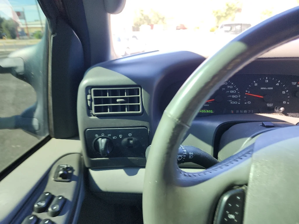 Used 2004 Red Ford  image 22