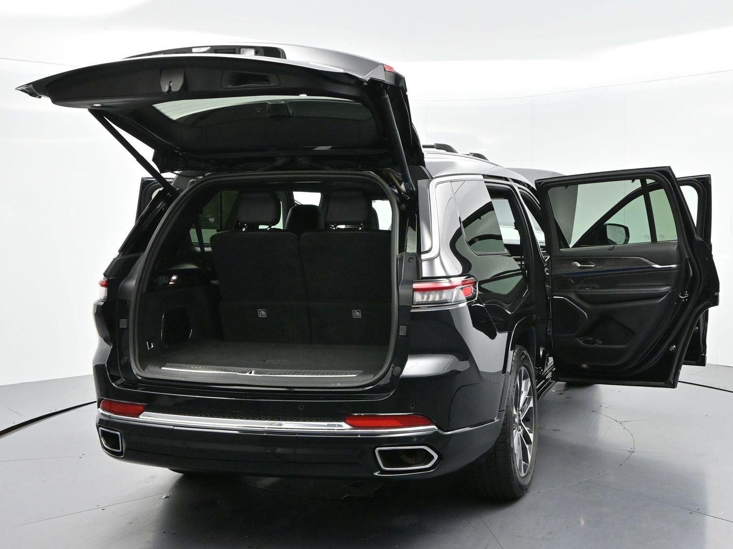 Used 2023 Diamond Black Crystal Pearlcoat Jeep Overland image 51