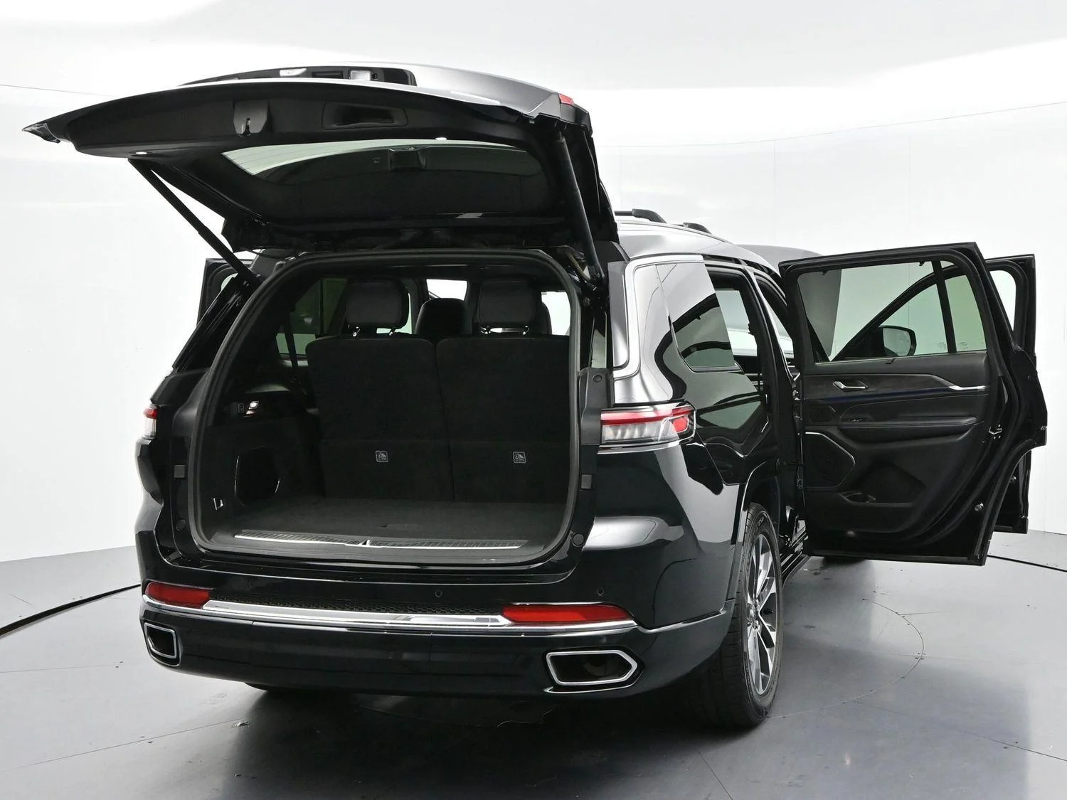 Used 2023 Diamond Black Crystal Pearlcoat Jeep Overland image 51